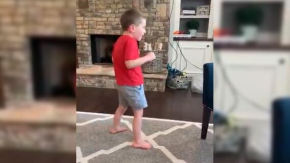 23288_Niño camina por primera vez a los cinco años - Foto Twitter 23288_Niño camina por primera vez a los cinco años - Foto Twitter