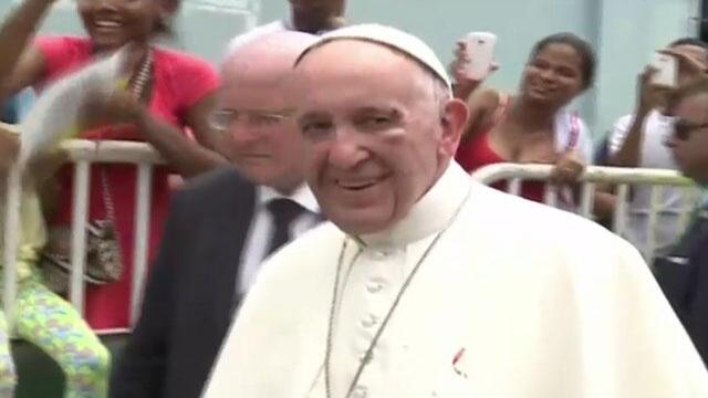 Papa da ejemplo de fortaleza: pese a herida en el rostro, sigue de pie y sonriendo 