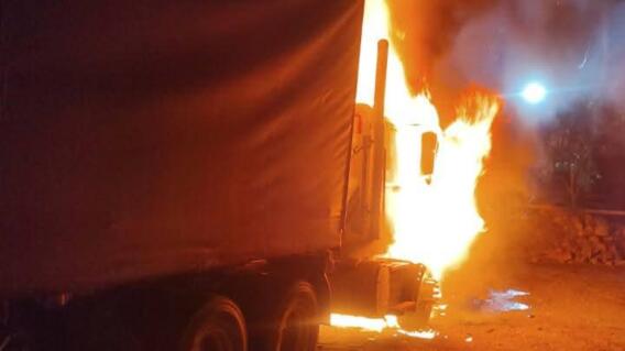 Camión incinerado en Valdivia.jpg Camión incinerado en Valdivia.jpg
