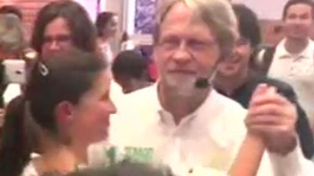 Mockus no fue a echar discursos en Medellín, solo a ‘rumbear’