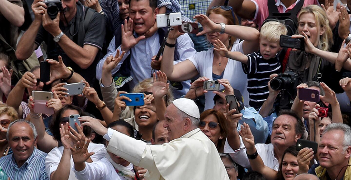 "Es mejor tener a estas personas separadas, en algún 'recinto', tal vez dorado, o en las 'reservas' del pietismo y del asistencialismo, para que no obstaculicen el ritmo de un falso bienestar. En algunos casos, incluso, se considera que es mejor deshacers