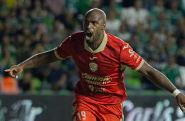 Óscar Estupiñán celebra un gol con Juárez en la Liga MX. 