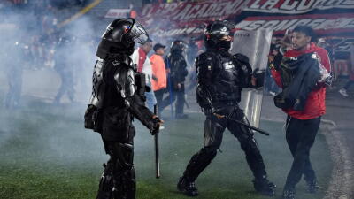 Hinchas de Santa Fe y América invadieron la cancha de El Campín, en medio del partido de la Liga BetPlay II-2026.