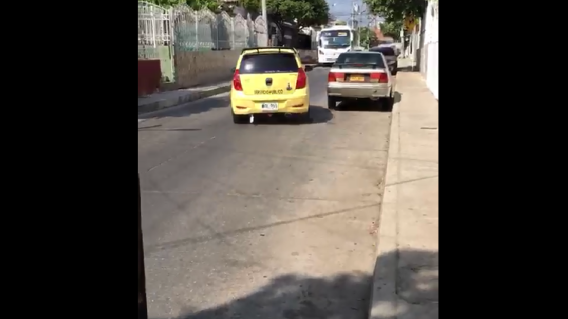 326157_Blu Radio / Momento en el que taxista se va con el coche. Foto:Tomada de video