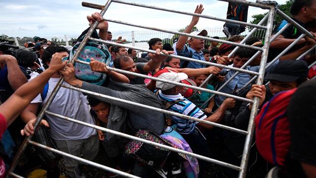 A la fuerza, caravana de migrantes cruzó la frontera de México A la fuerza, caravana de migrantes cruzó la frontera de México