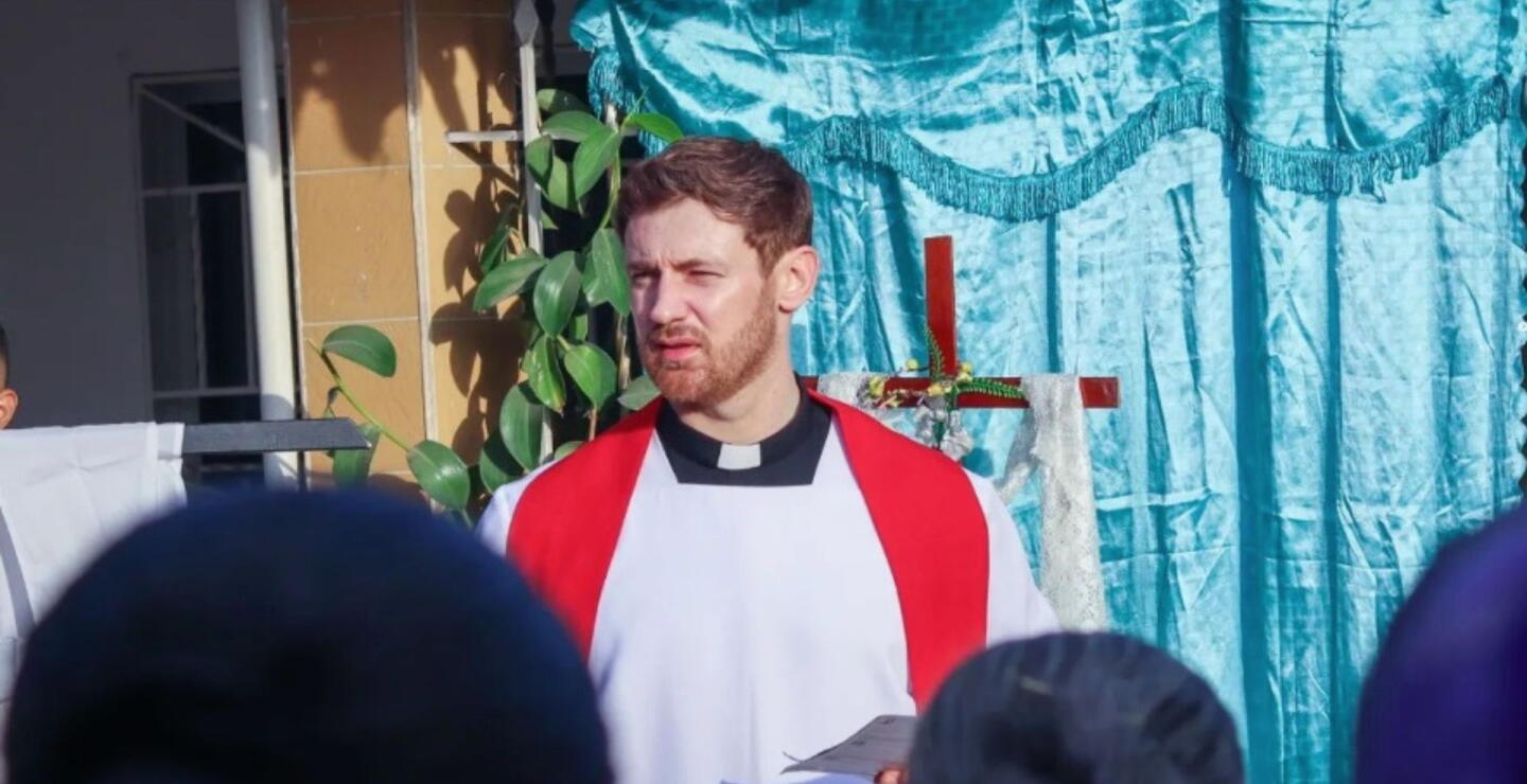 Joven sacerdote que predica en iglesia de Malambo, Atlántico, se roba la atención en redes