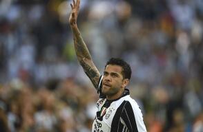264326_danialvesjuventus270617afpe.jpg
