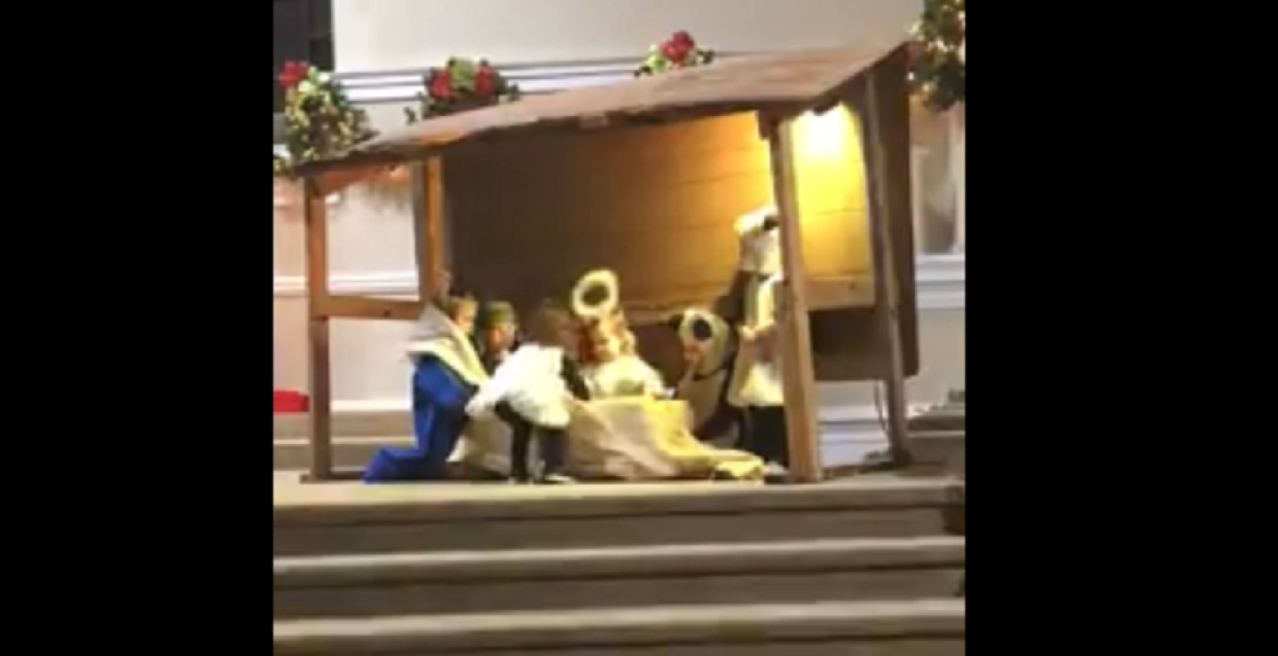 322206_BLU Radio, Niña arruina pesebre / Foto: Video Facebook Tana Benson