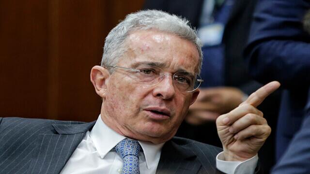 Uribe dice que prefiere discutir con “guerrilleros reales” y no con “guerrilleros simulados”