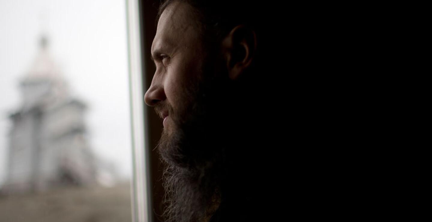 Sacerdotes rusos se turnan para vivir aquí por un año, más que nada para oficiar misa para los trabajadores de esta base rusa donde viven entre 15 y 30 personas, dependiendo de la época del año.