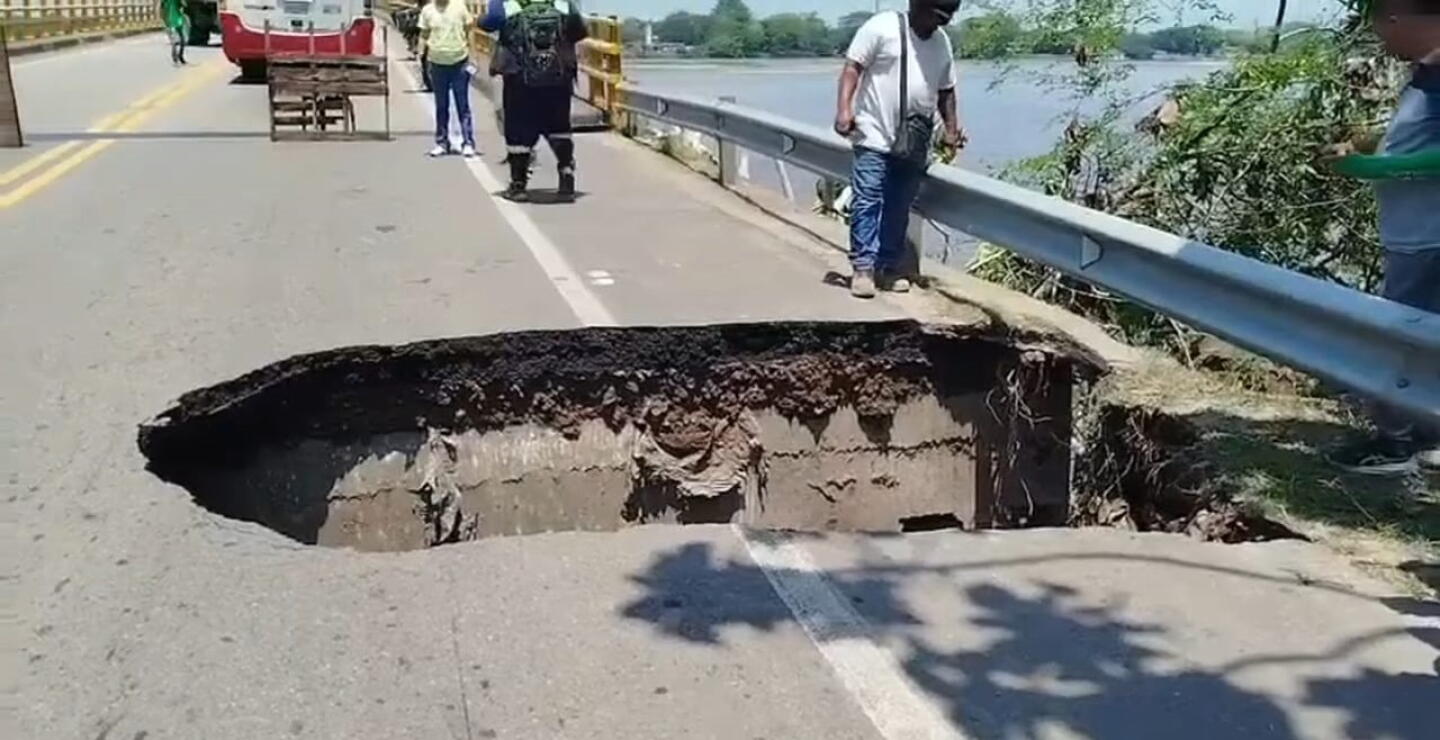 Pérdida de banca en el puente Guillermo Gaviria que conecta a Santander con Antioquia.jpg