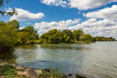 Niño de 7 años murió ahogado luego de caer a un lago: se estaba tomando una foto con su familia