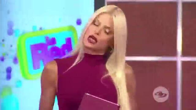 ¡No hay sillas pa’ tanta gente! Paola Jara y Francy de pie en plena premiación   ¡No hay sillas pa’ tanta gente! Paola Jara y Francy de pie en plena premiación