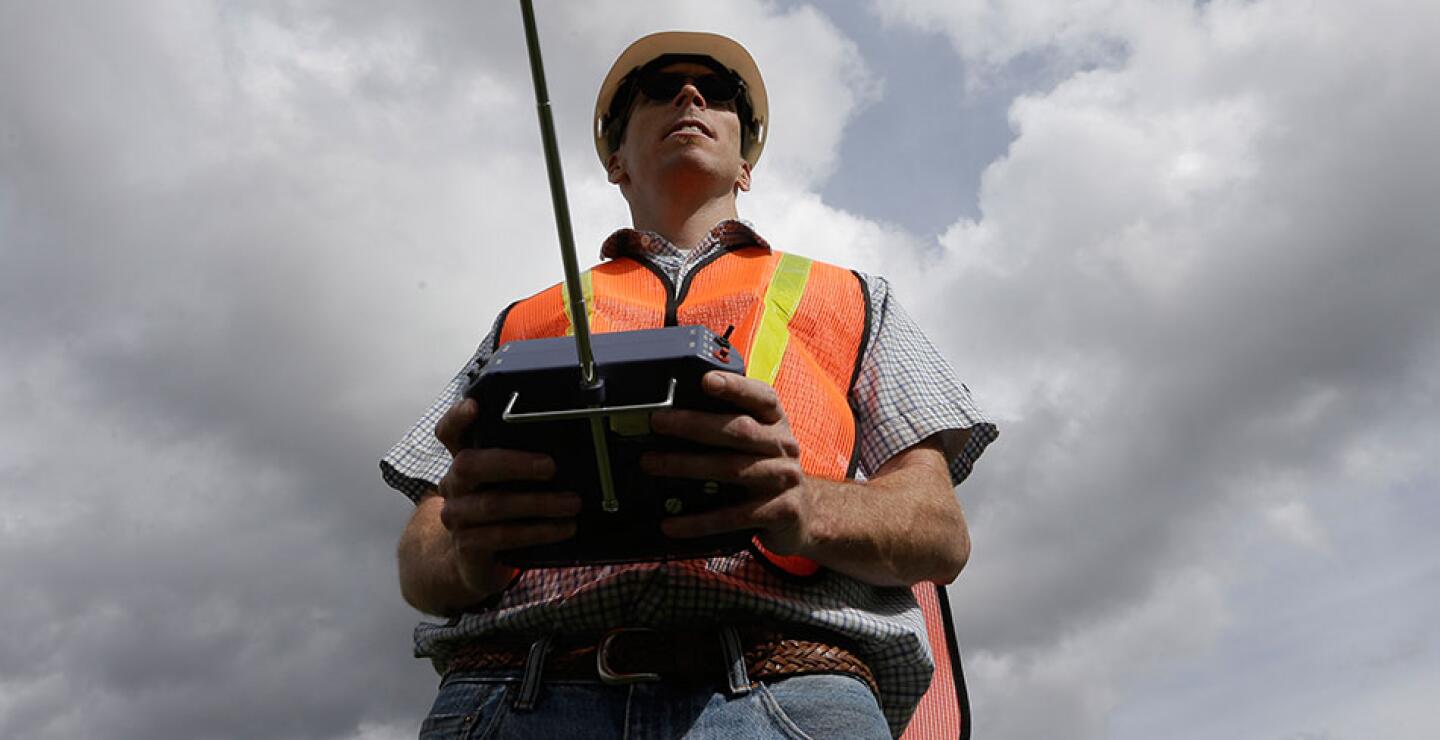 El problema es que los aparatos actuales tienen que ser controlados remotamente o volar una ruta predeterminada, de un punto a otro, y no pueden reaccionar a circunstancias imprevistas que se puedan presentar.