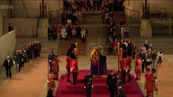 Un guardia se desmayó durante capilla ardiente de Isabel II Un guardia se desmayó durante capilla ardiente de Isabel II
