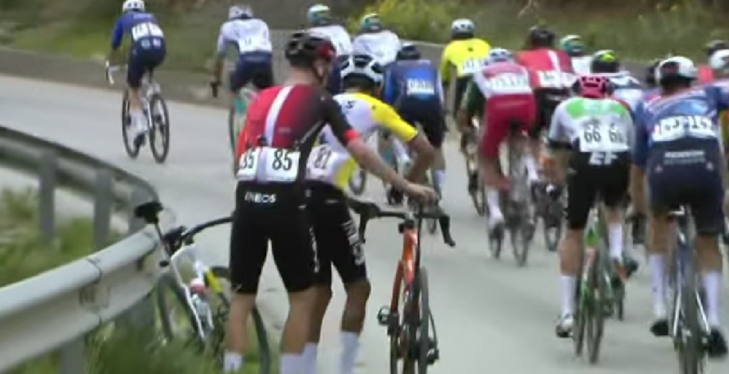 Egan Bernal tuvo problemas mecánicos y cambió de bicicleta en la etapa 3 del Giro de Italia 2025