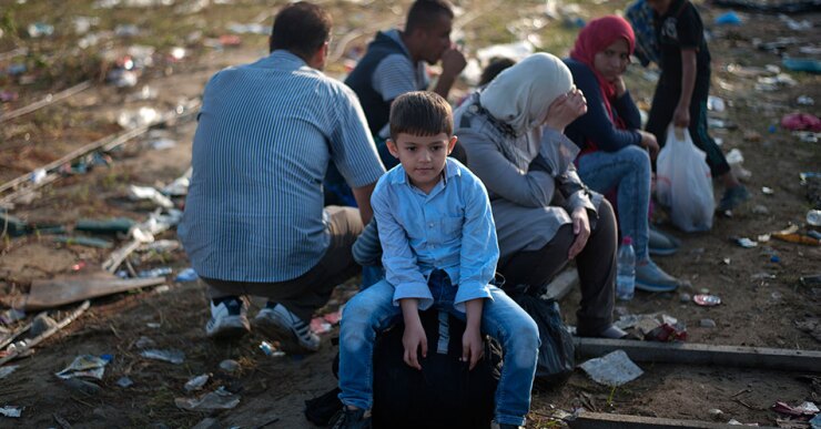 Faht y Mohammed son pocos entre los refugiados que quieren hablar con la prensa. Los demás muestran con la mano que no quieren hablar, piden que no se les filmen las caras y siguen a ritmo apresurado.