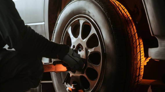 Revisión de llantas de un carro Revisión de llantas de un carro