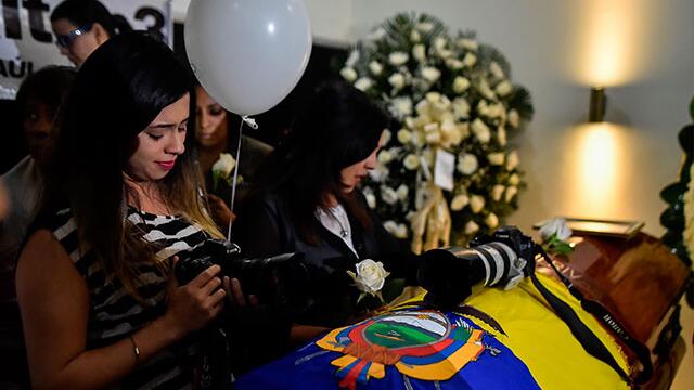 Periodistas ecuatorianos asesinados recibieron homenaje en sede del diario El Comercio Periodistas ecuatorianos asesinados recibieron homenaje en sede del diario El Comercio