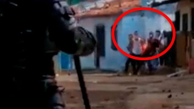 Demolición de una iglesia habría desatado la ira de una comunidad que acabó enfrentada a la Policía