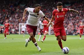 Acción de juego entre Liverpool y West Ham por la Premier League. 
