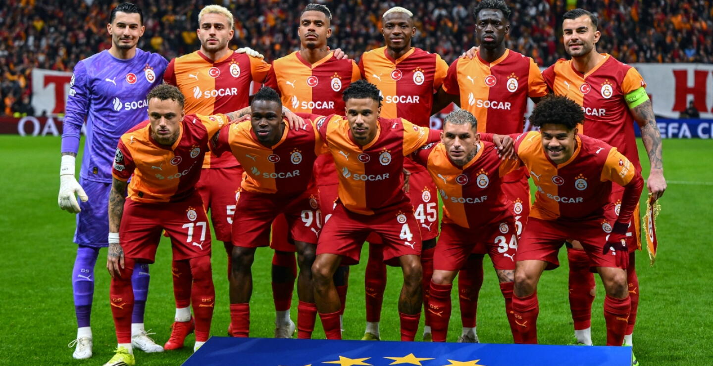 Dávinson Sánchez en la formación del Galatasaray vs. Liverpool, por la ida de los octavos de final de la Champions League.