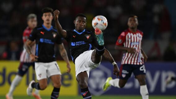Junior y Liga de Quito en acción de juego por la Copa Libertadores. Junior y Liga de Quito en acción de juego por la Copa Libertadores.