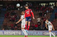 Acción de juego entre Medellín y Estudiantes de la Plata en el Atanasio Girardot.