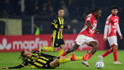 Acción de juego entre Peñarol y Santa Fe por la Copa Libertadores. 