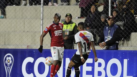Always Ready y Medellín en acción de juego en la Sudamericana. Always Ready y Medellín en acción de juego en la Sudamericana.