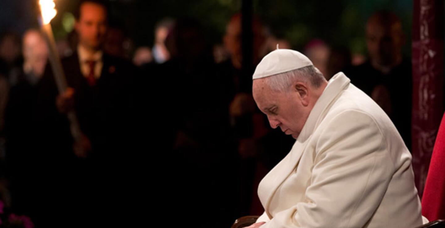 "Para mí es como tener al abuelo en casa, es mi papá", acerca de su antecesor, Benedicto XVI quien abdicó. 