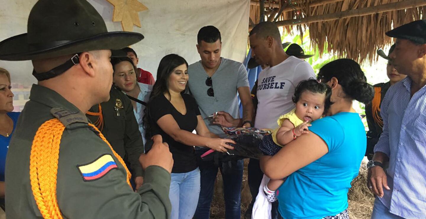 La 'Muralla' de la selección Colombia también estuvo acompañado de su futura esposa, Samanta Gutiérrez, en la entrega de obsequios que tuvo lugar en la Escuela de Carabineros el pasado 24 de diciembre.