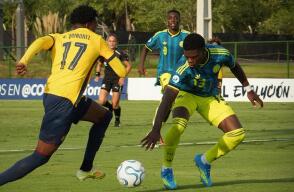 Acción de la Selección Colombia Sub-17 vs. Ecuador en el Sudamericano de la categoría, en Paraguay. 