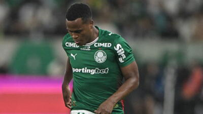 Jhon Arias con Palmeiras en juego contra Botafogo por el Brasileirao. 
