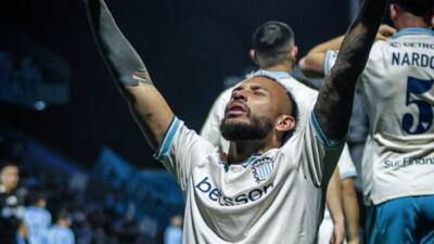 Duván Vergara y un festejo de gol con Racing en el fútbol de Argentina. 