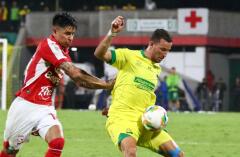 Luciano Pons en acción de juego en Bucaramanga vs. Santa Fe por la fecha 14 de la Liga BetPlay I-2026.
