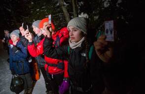 El ruido sordo de un viejo camión militar y el estridente sonido de las sirenas despiertan sin previo aviso a los que han conseguido conciliar el sueño. Pese al cansancio, tienen que levantar campamento y reanudar la marcha nocturna por los bosques nev