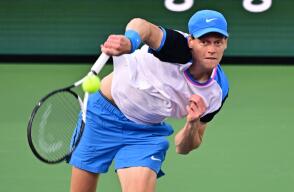 Jannik Sinner, tenista italiano, en acción de juego en el partido contra Carlos Alcaraz, en semifinales del Indian Wells 2024 Jannik Sinner, tenista italiano, en acción de juego en el partido contra Carlos Alcaraz, en semifinales del Indian Wells 2024