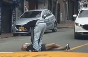 Mujer paraliza el tráfico en Medellín tirándose en plena calle tras discusión con su novio