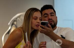 Jhovanoty le hace pasar un oso a Laura Acuña en un museo de automóviles clásicos.