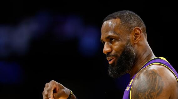 LeBron James durante partido de la NBA con Los Ángeles Lakers LeBron James durante partido de la NBA con Los Ángeles Lakers