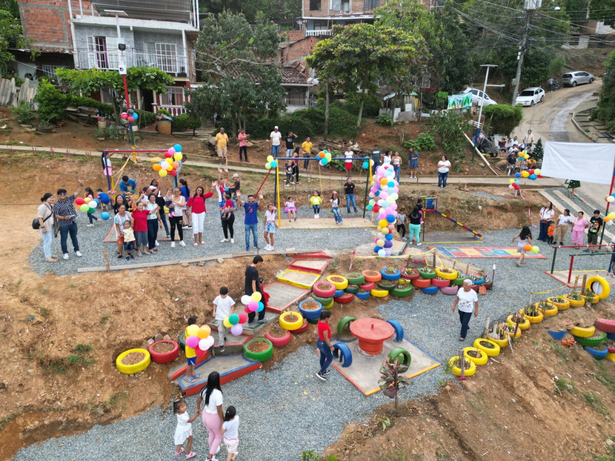 Vecinos de la ladera de Cali se regalaron de Navidad un parque hecho con sus propias manos - BluRadio