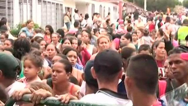 En desórdenes terminó entrega de bonos de alimentos para venezolanos y colombianos en Cúcuta
