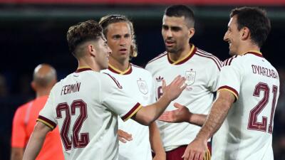 Jugadores de la Selección España y un festejo de gol contra Serbia en duelo de preparación.