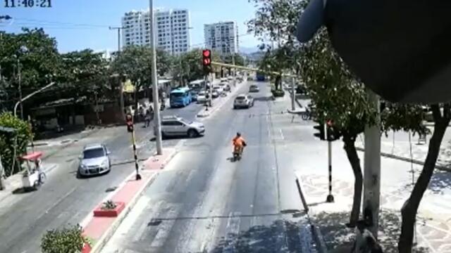 Imprudencias de conductores en Santa Marta: motociclista ignoró semáforo en rojo y lo chocó un carro Imprudencias de conductores en Santa Marta: motociclista ignoró semáforo en rojo y lo chocó un carro