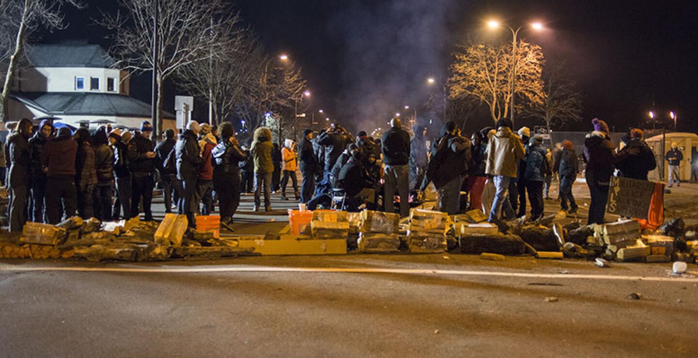"Supremacistas blancos atacaron" la marcha "en un acto de terrorismo doméstico", escribió el grupo en su página de Facebook. "No nos intimidarán". Por su parte, los medios locales indicaron que el incidente ocurrió durante una manifestación por la muerte