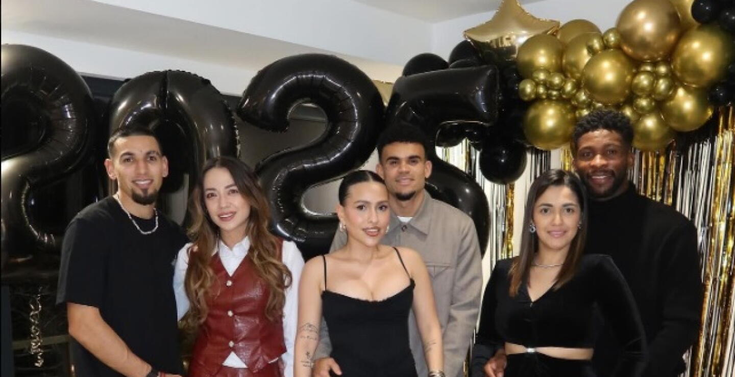 Luis Díaz, Jefferson Lerma y Daniel Muñoz recibieron el 2025 junto a sus familias. 