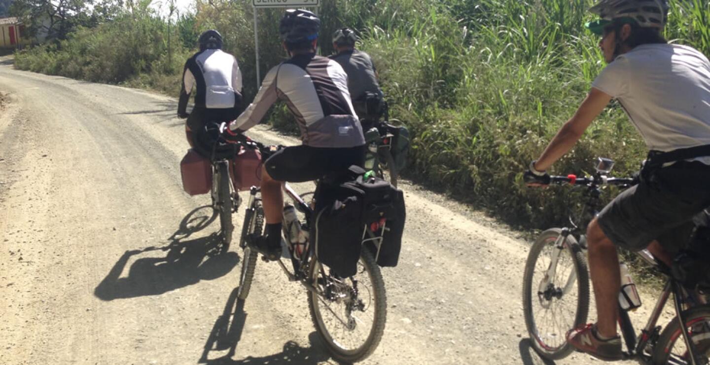 Para realizar la travesía los ciclistas deben adecuar su bicicleta especialmente para dicho viaje.