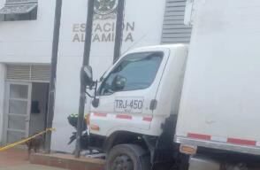 Un camión perdió el control, se estrelló contra una estación de Policía y mató a una niña de 3 años 