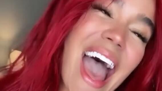 Karol G hace reír hablando en inglés